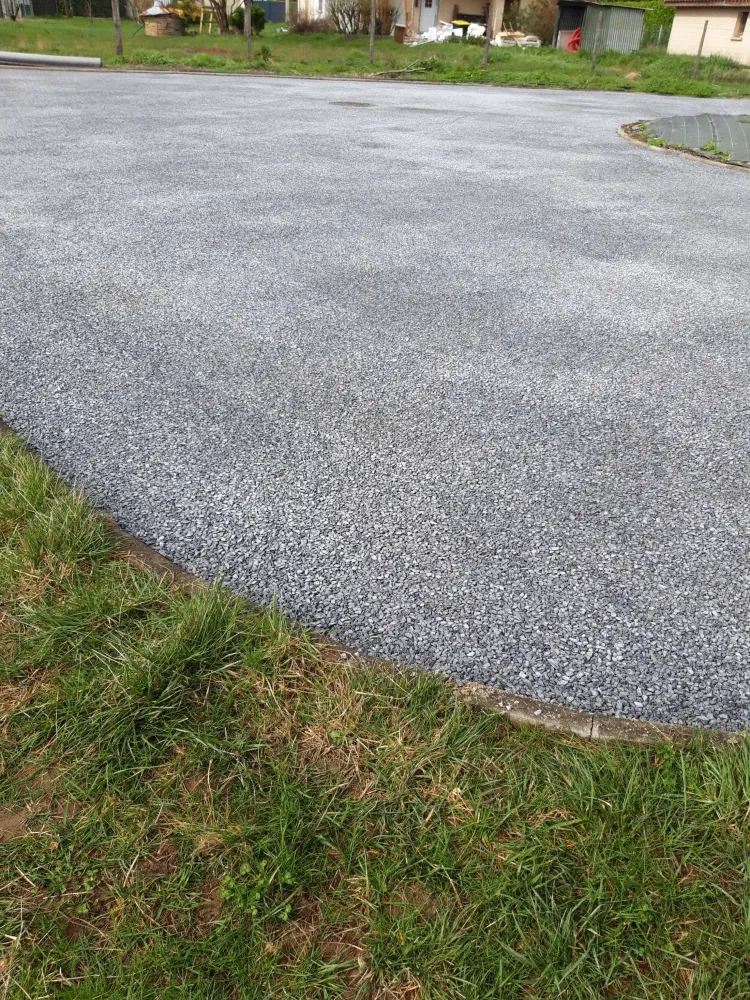 Accès gravier coloré près de Aiguillon